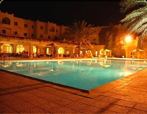 สระว่ายน้ำในร่ม, สระว่ายน้ำกลางแจ้ง, ร่มริมสระว่ายน้ำ