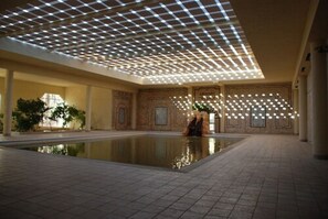 Indoor pool, outdoor pool, pool umbrellas, pool loungers - Hotel Sahara Douz (Douz Nord)