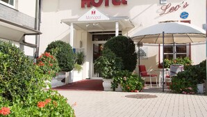 A hotel entrance with a sign reading "HOTEL Monopol" and "Leo's" on the wall. - Art Hotel Monopol (Gelsenkirchen)