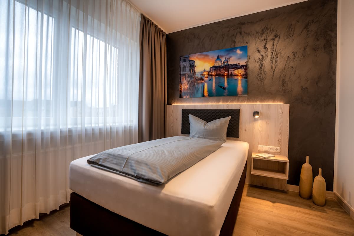 Comfort eenpersoonskamer | Hypoallergeen beddengoed, een minibar, een kluis op de kamer, een bureau