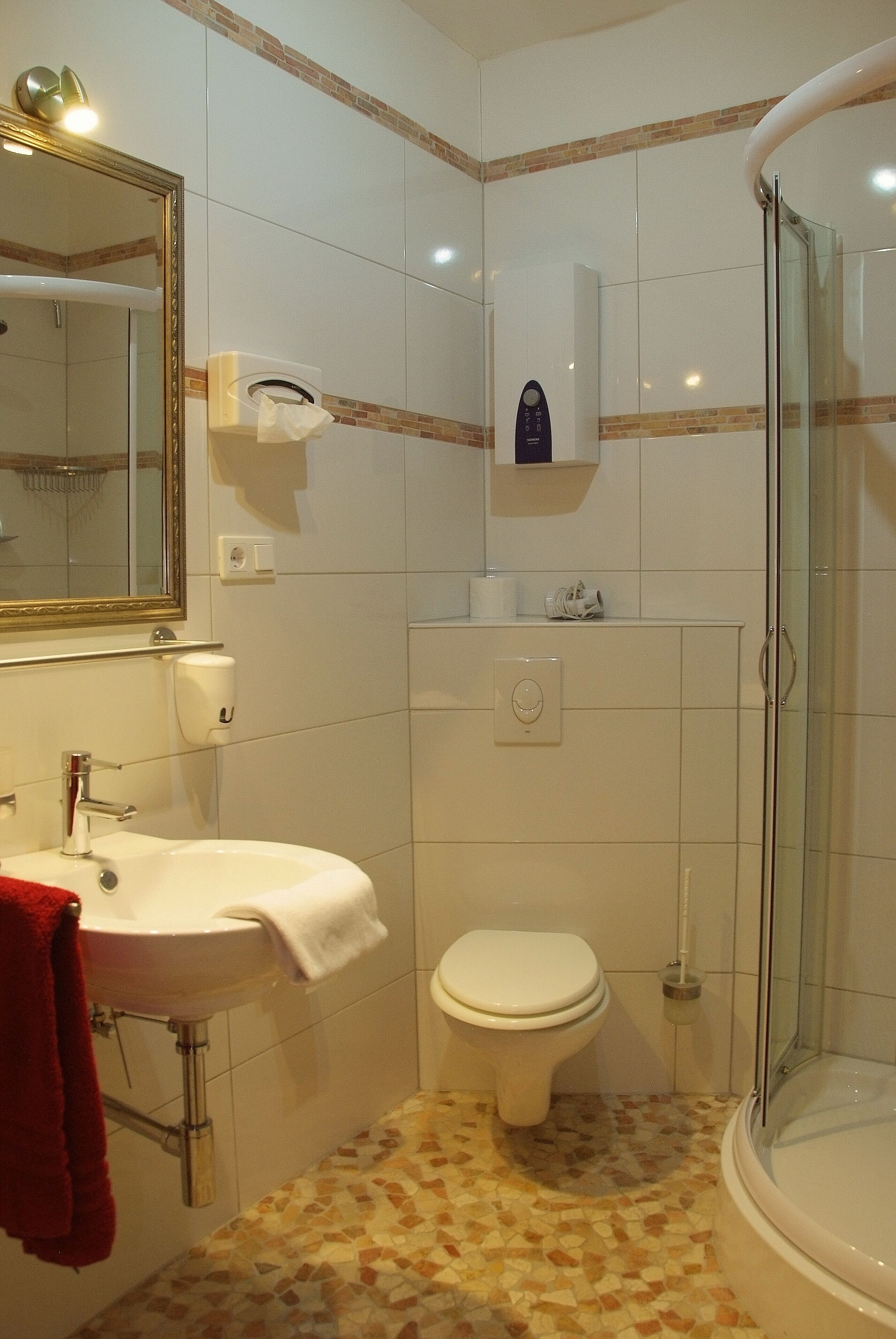 standard single room | bathroom | shower, free toiletries, hair dryer