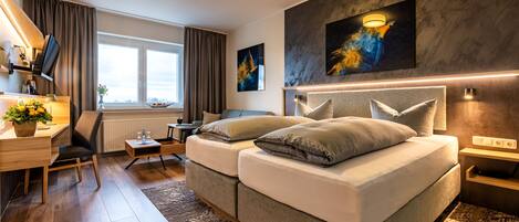 Allergikerbettwaren, Minibar, Zimmersafe, Schreibtisch