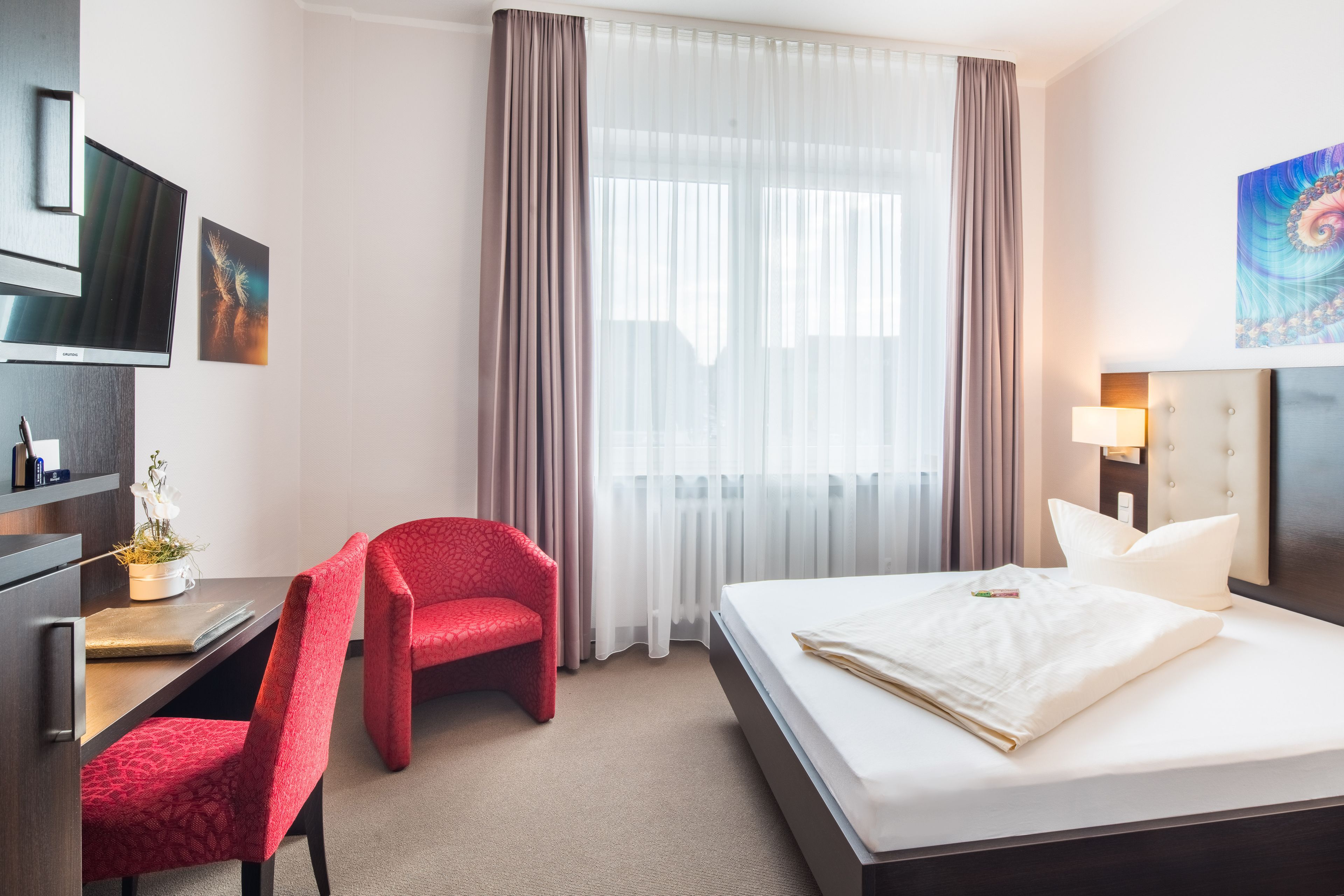 comfort single room | hypo-allergenic bedding, minibar, in-room safe, desk