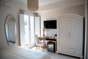 Double Room, Balcony, Sea View | Minibar, desk, blackout drapes, soundproofing