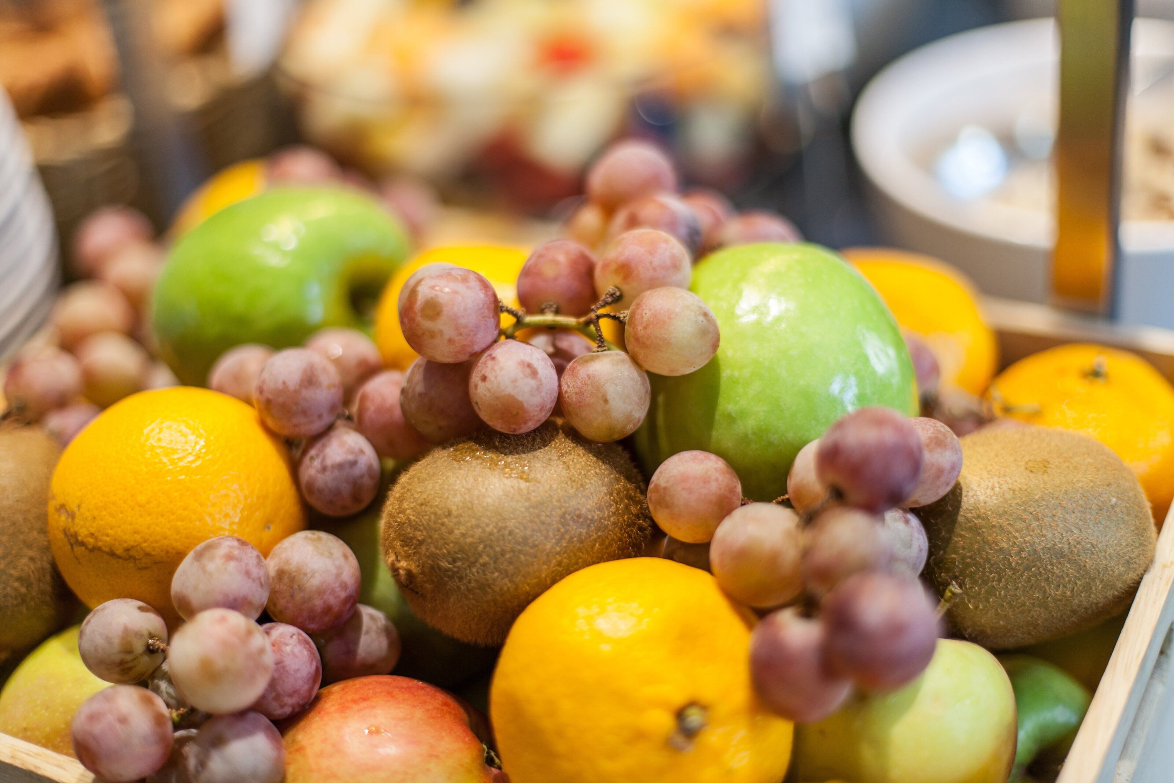 Diversa variedad de frutas como manzanas, naranjas y uvas.