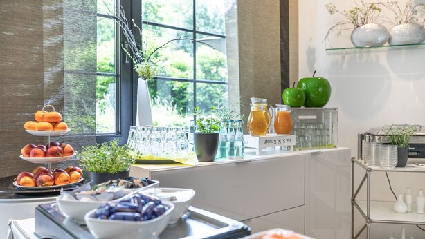Un bufé de desayuno con frutas, verduras y bebidas.