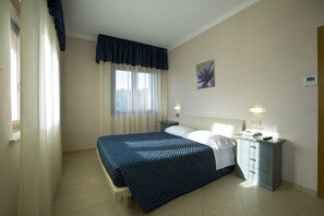 トリプルル  ーム | デスク、ベビーベッド、WiFi (無料)