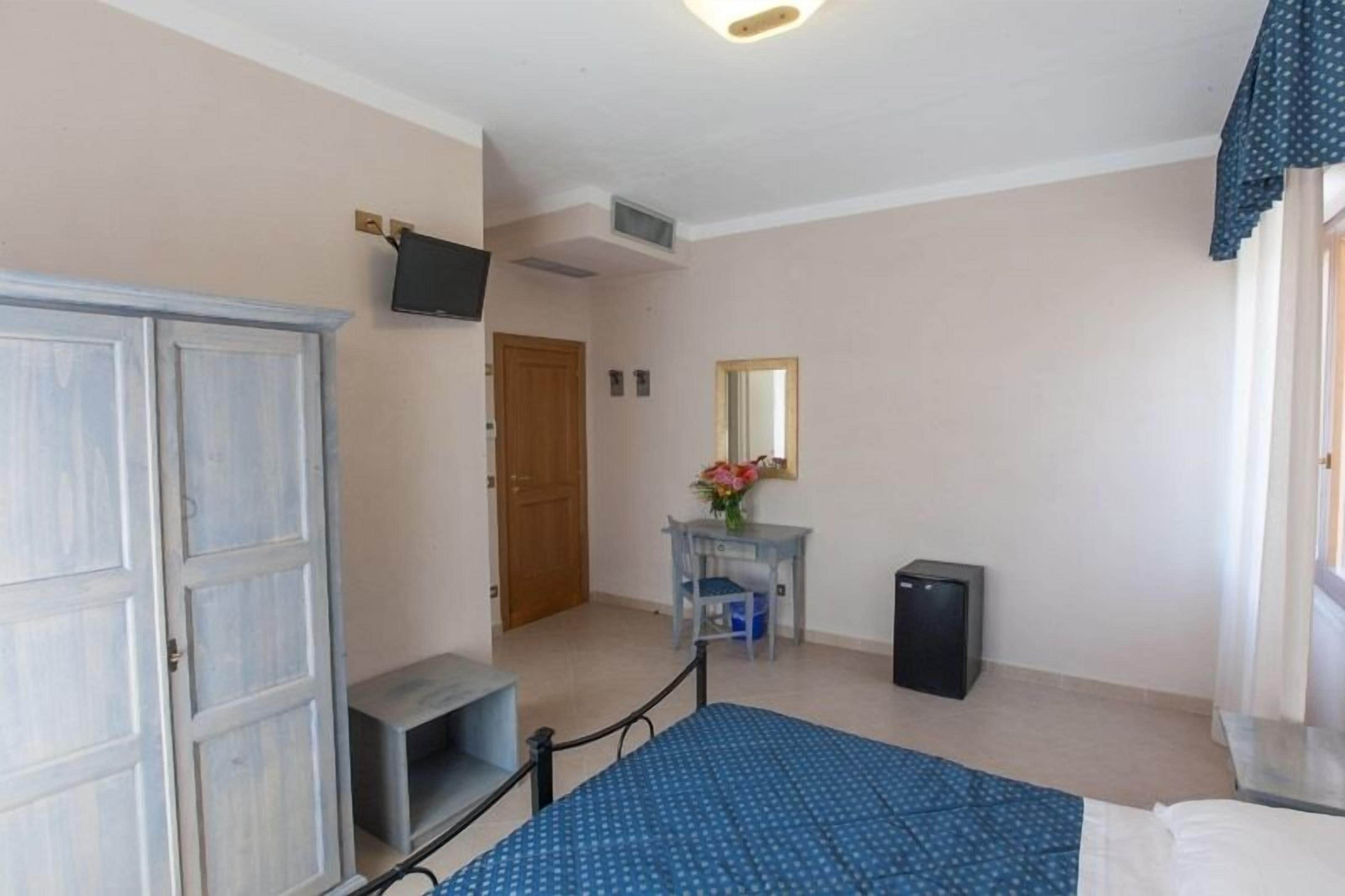 desk, cots/infant beds, free wifi