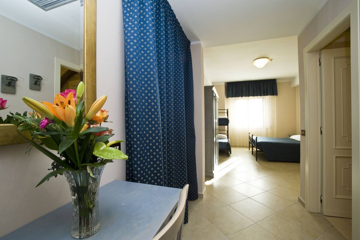 quadruple room | desk, cots/infant beds, free wifi