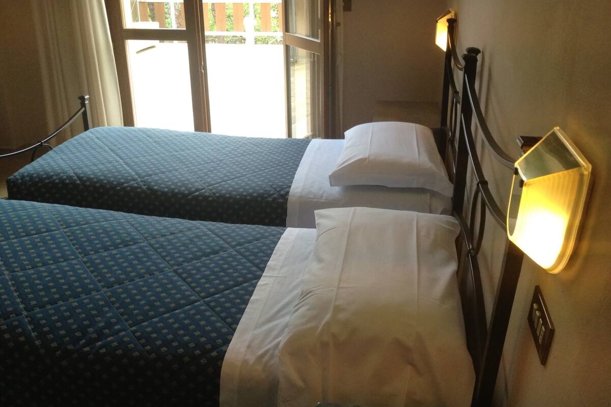 deluxe twin room, 2 single beds, non smoking, garden view | desk, cots/infant beds, free wifi