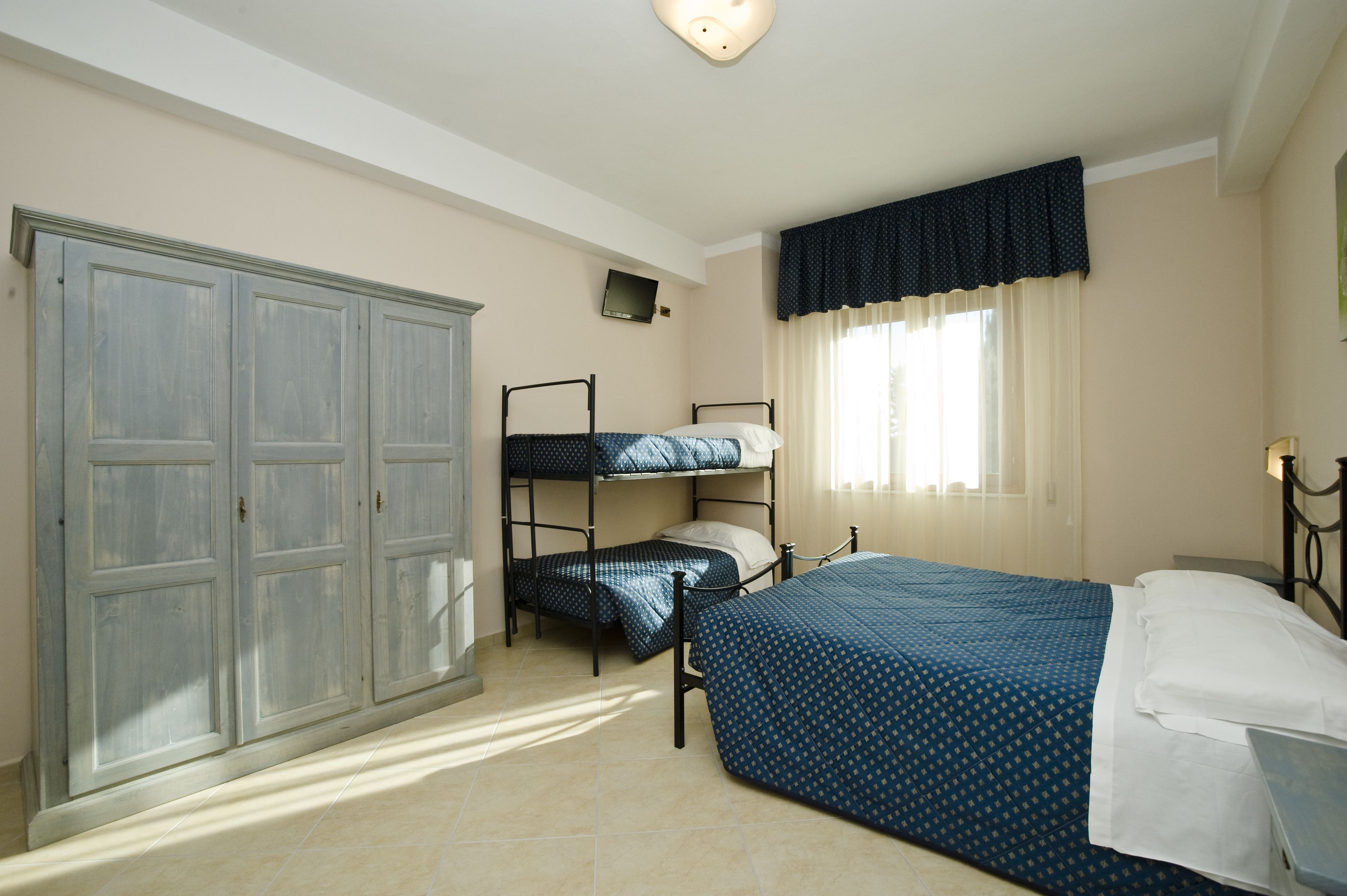 quadruple room | desk, cots/infant beds, free wifi