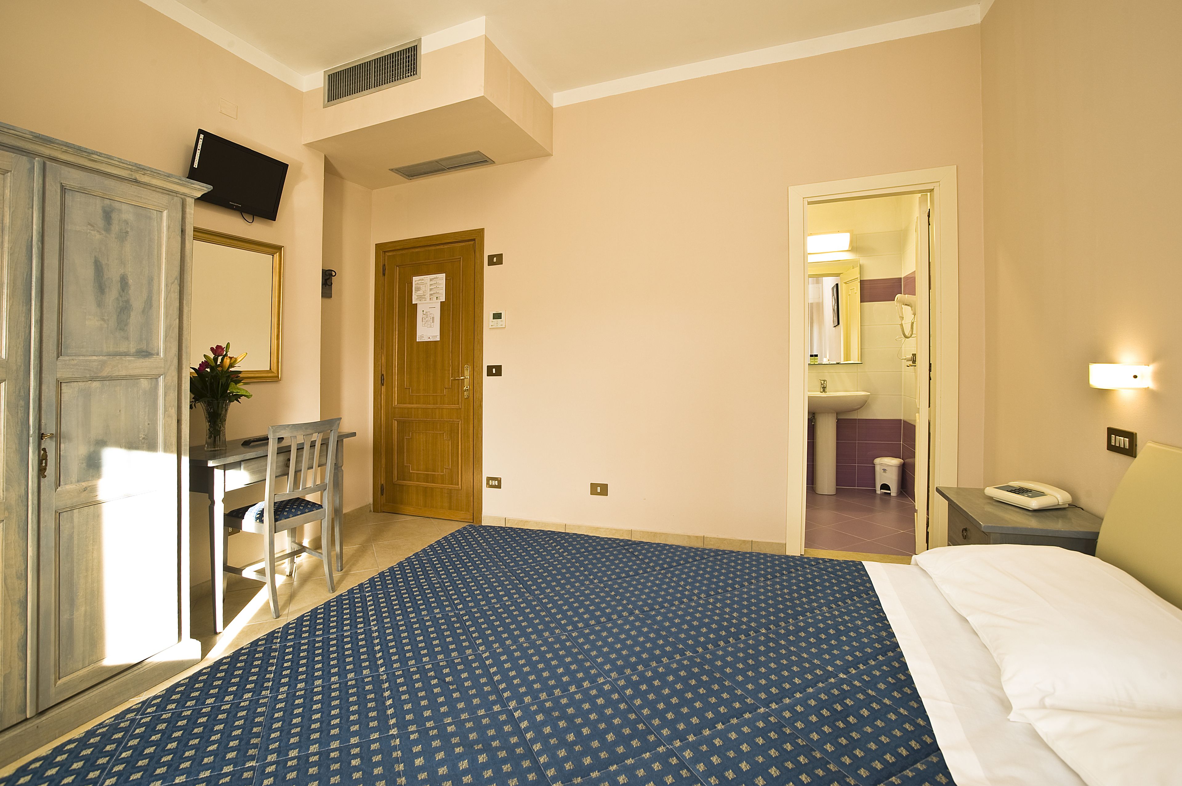 triple room | desk, cots/infant beds, free wifi