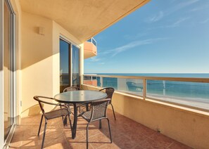 Condo, 3 quartos, 2 banheiros, de frente para o mar | Sacada