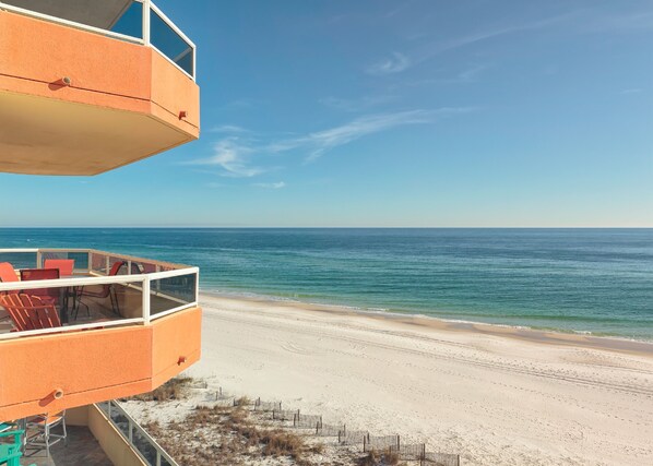 Condo, 3 quartos, 2 banheiros, de frente para o mar | Praia | Na praia, areia branca, espreguiçadeiras, guarda-sóis