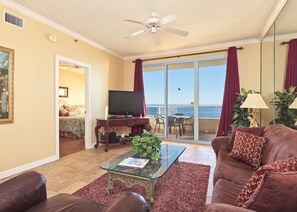 Condo, 3 quartos, 2 banheiros, de frente para o mar | Área de estar | TV