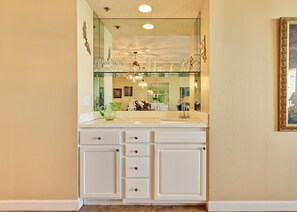 Condo, 3 Bedrooms, 2 Bathrooms, Sea Facing | Room amenity