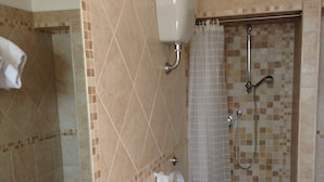Ducha, artículos de tocador gratuitos, bidet, toallas