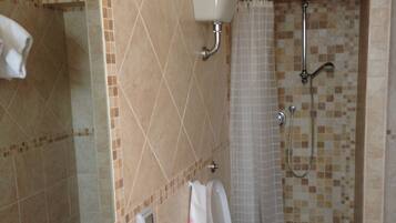 Regadera, amenidades de baño gratuitas, bidet, toallas