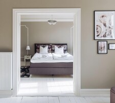 Escritorio, espacio para trabajar con laptop y wifi gratis 