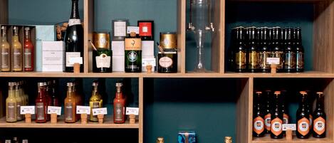 Una exhibición de vinos y licores con varias botellas y cajas.