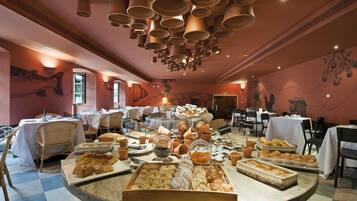 Desayuno buffet (EUR 21 por persona)
