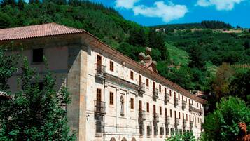 Vista frontal de la propiedad