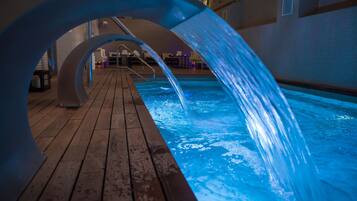 Un sauna, una bañera de hidromasaje, baño turco/hammam, masajes