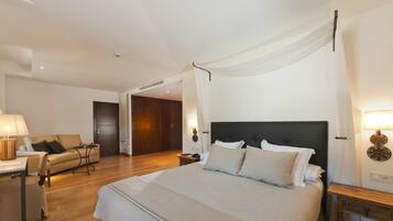 Een minibar, een kluis op de kamer, een bureau, verduisterende gordijnen