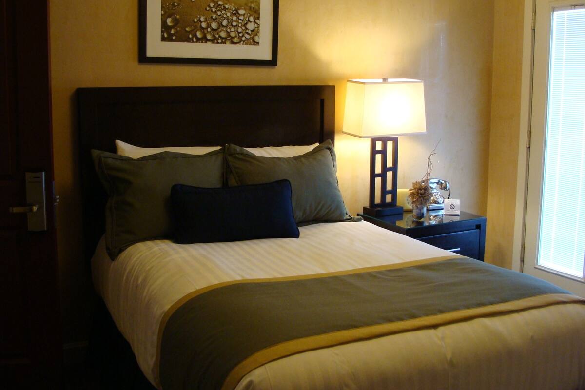 Yhden hengen huone, 1 parisänky