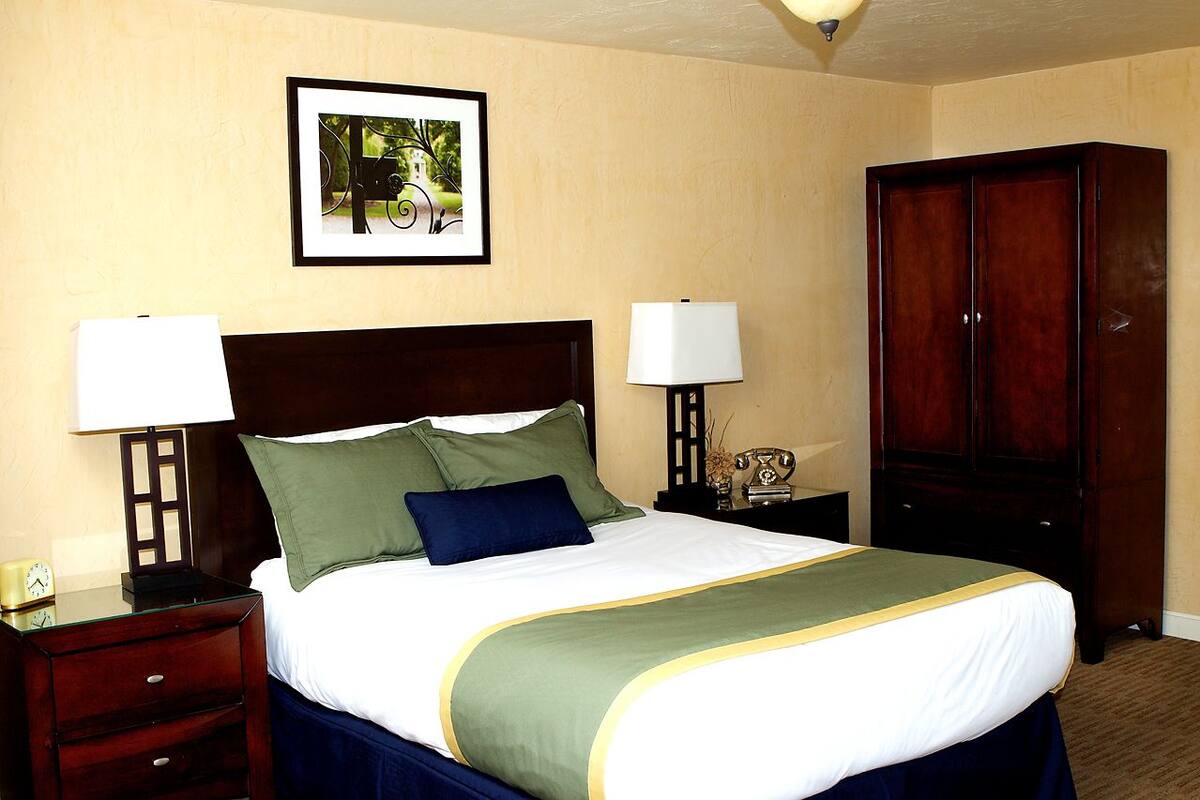 Kahden hengen huone, 1 keskisuuri parisänky