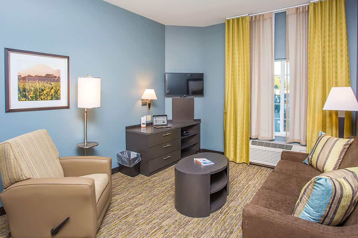 suite, 1 bedroom, accessible (1 king, mobility) | premium bedding, in-room safe, desk, iron/ironing board