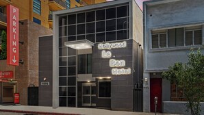 A modern building with a sign for the Hollywood Le Bon Hotel. - Le Bon Hotel Hollywood (Los Angeles)