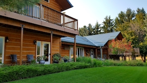 Two Medicine Suite | Living area - Bad Rock Bed and Breakfast Inn (Columbia Falls)