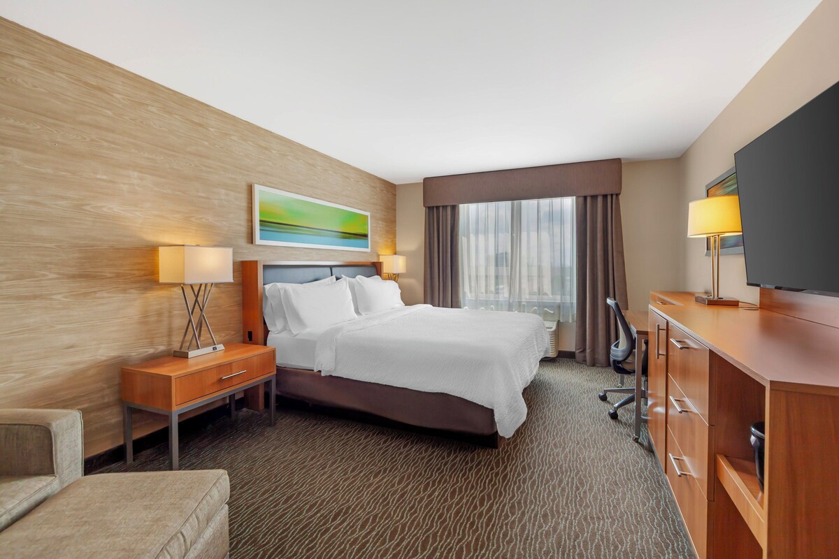 Hypo-allergenic bedding, desk, blackout curtains, soundproofing