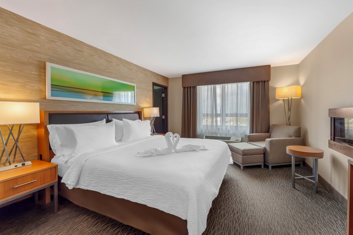 Hypo-allergenic bedding, desk, blackout curtains, soundproofing