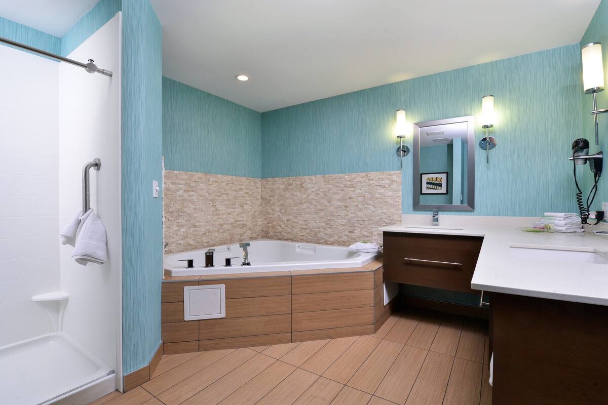 suite, 1 king bed (walk-in shower) | bathroom | shower, hair dryer, towels