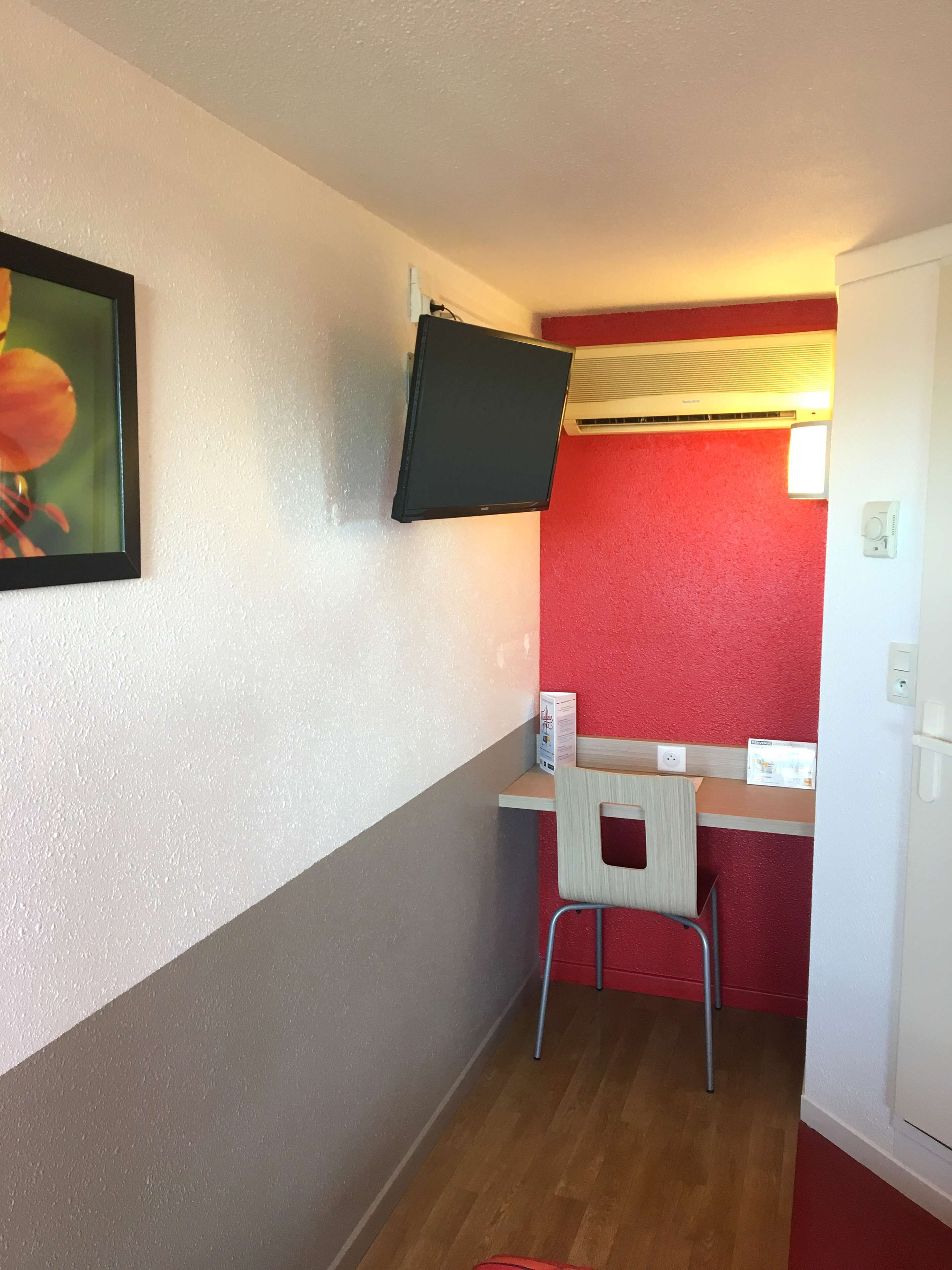 Bureau, rideaux occultants, fer et planche à repasser, Wi-Fi gratuit