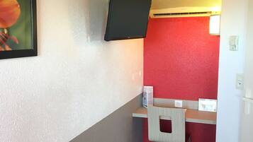 Bureau, rideaux occultants, fer et planche Ă repasser, Wi-Fi gratuit