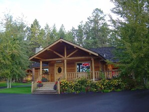 Exterior - Somer's Bay Log Cabin lodging (Somers)