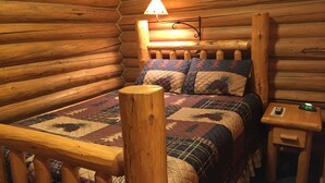 Room - Somer's Bay Log Cabin lodging (Somers)