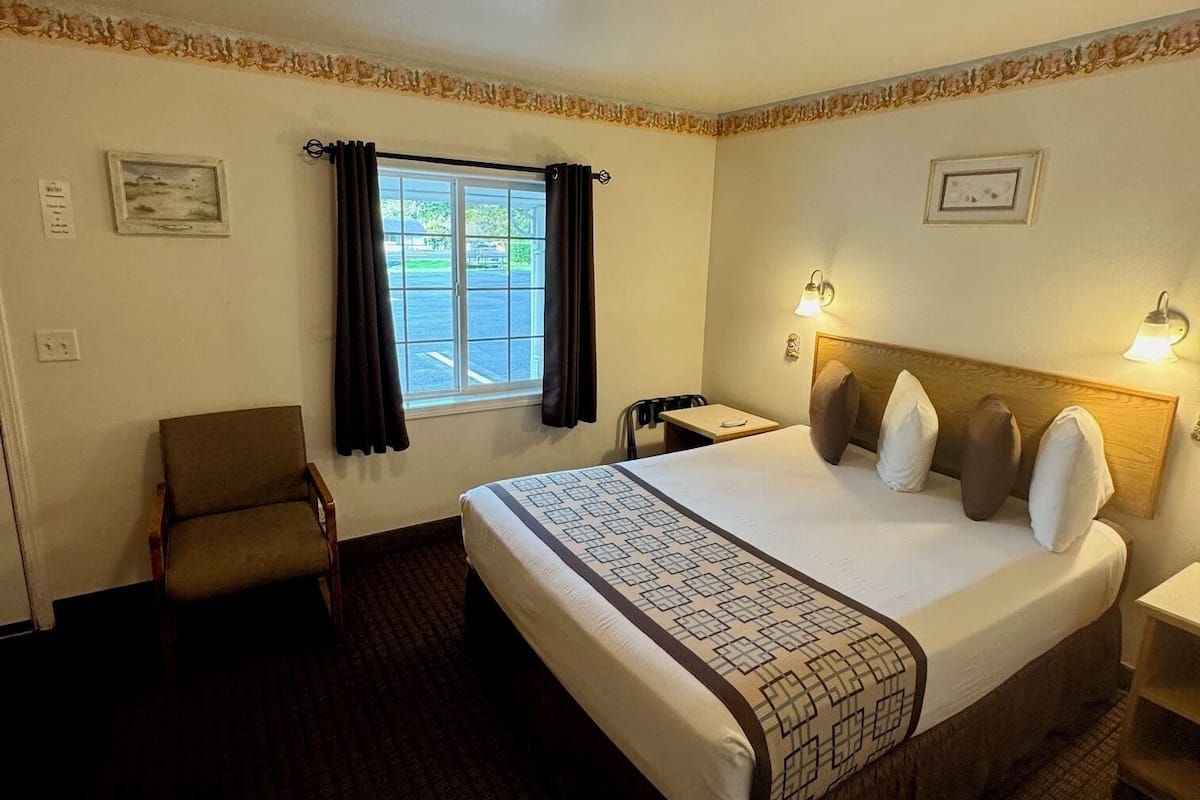 Single Queen Pet Friendly | Individually furnished, desk, soundproofing, free WiFi