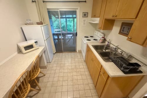Full Kitchen Single King No Pets | Private kitchen