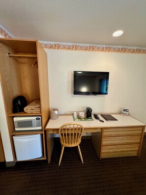 Habitación | Zona de estar | Televisión de pantalla plana de 32 pulgadas con canales por cable