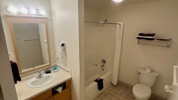 Chambre Simple, 1 grand lit | Salle de bain