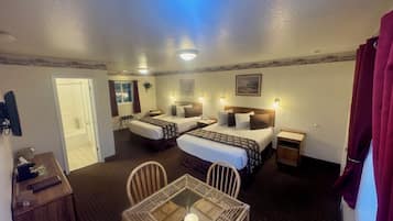 Einzelzimmer | Individuell eingerichtet, Schreibtisch, schallisolierte Zimmer