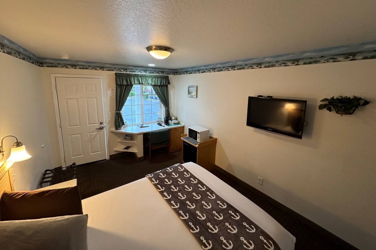 Queen Unit NO PETS! | Desk, soundproofing, WiFi (free), individually furnished