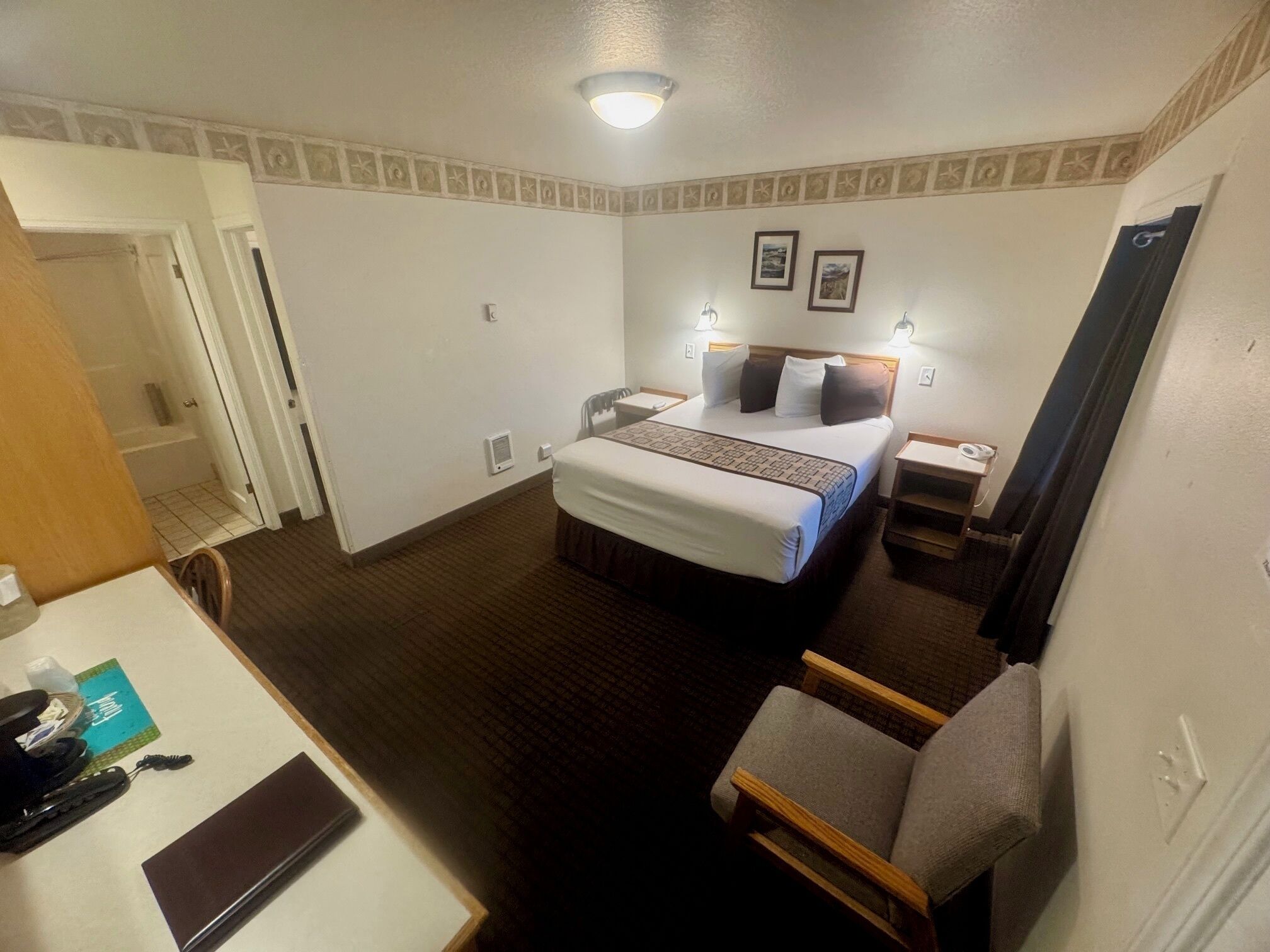 Familie tweepersoonskamer, 2 queensize bedden | Individueel gemeubileerd, een bureau, geluiddichte muren, gratis wifi