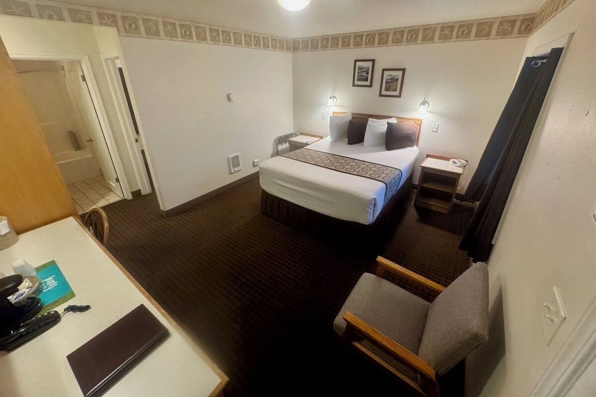 Double Room 2 Queen Beds NO PETS! | Desk, soundproofing, WiFi (free), individually furnished