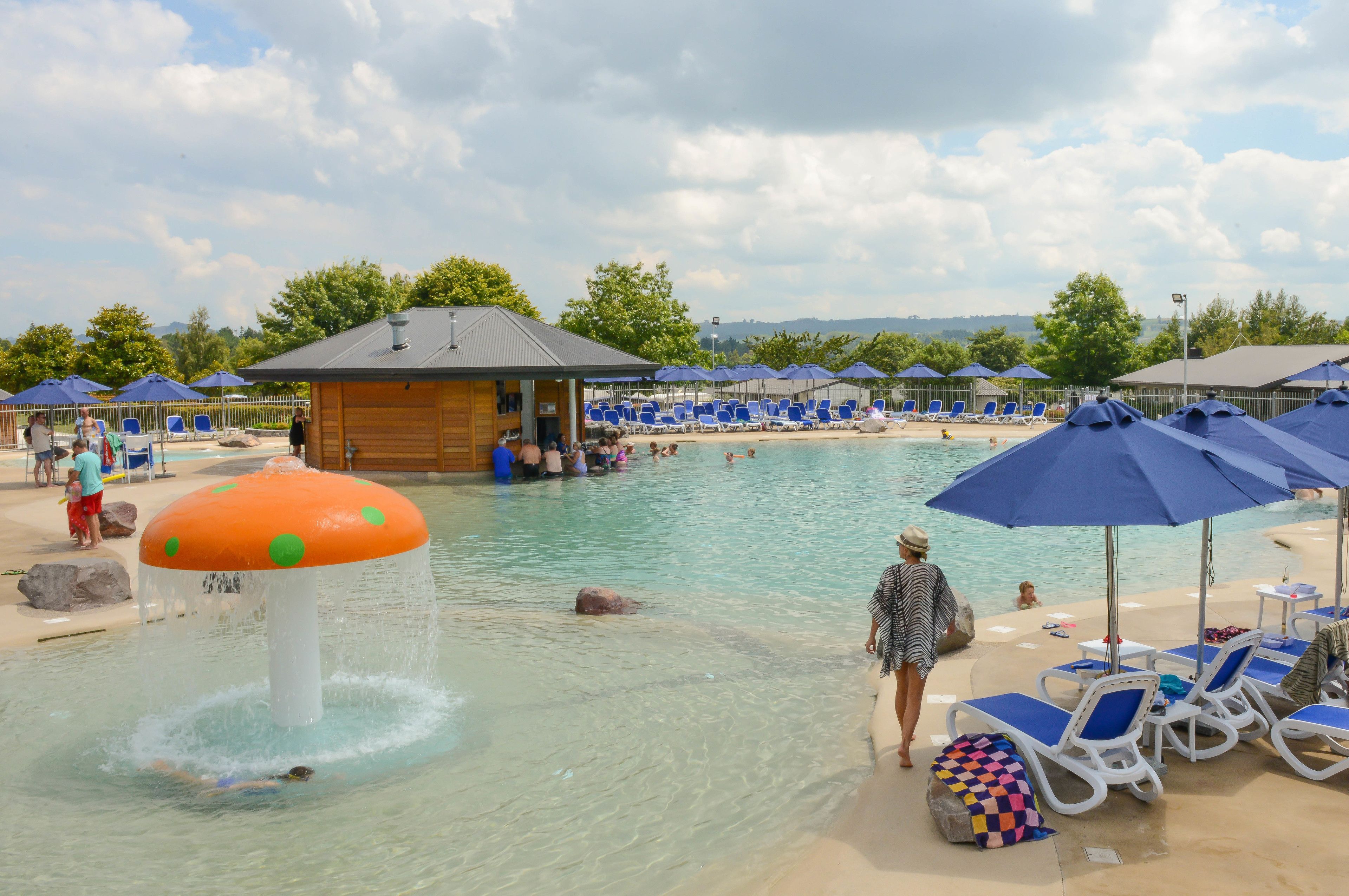 2 piscine all'aperto, ombrelloni da piscina, lettini