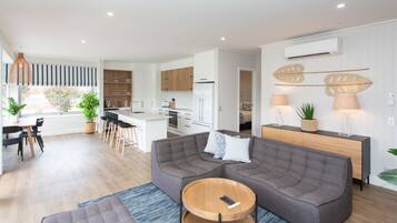 Deluxe-Villa (Crestwood & Te Uku SPA) | Wohnbereich | Fernseher